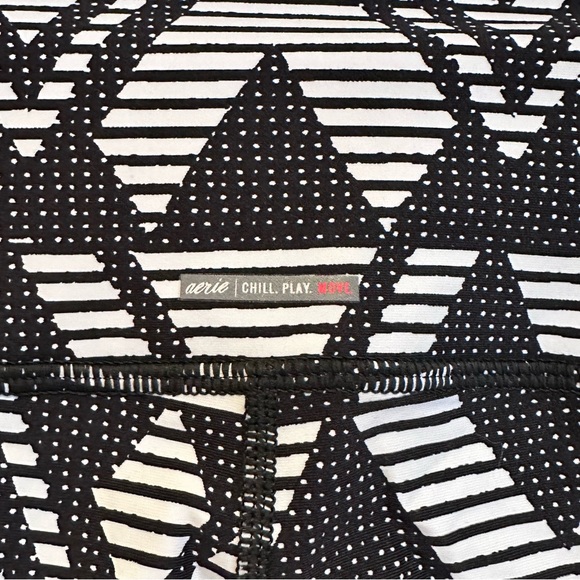 Aerie chill play move black white Aztec print leggings size small - Picture 4 of 4